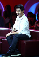 组图：《新白发》做客节目 吴奇隆刘思彤行吻手礼