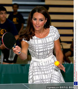 组图：哈利王子逗嫂子凯特王妃莞尔一笑