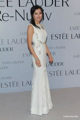 组图：李玟代言护肤品 李美凤结婚多年感情甜蜜