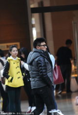 组图：吴奇隆密探女友刘诗诗 穿羽绒服无人认出