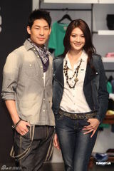 组图：性感女模吴亚馨化身时尚牛仔女郎