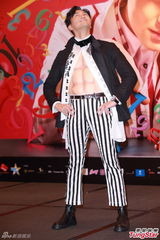 组图：张智霖预演个唱秀腹肌化身欢乐先生送礼