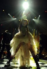 高清组图：麦莉塞勒斯激情开唱 变换造型