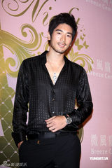 幻灯图：侯佩岑小洋装俏丽 白歆惠裙角飞扬