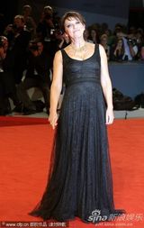 组图：老牌007布鲁斯南帅气现身威尼斯美女环绕