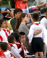 组图：宋慧乔拍公益片与小学生打成一片展亲和力