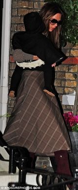 组图：辣妹复古连衣裙抱女现身 与家人外出吃晚餐