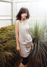 高清组图：韩星河智苑春装照 忧郁安静气质温婉