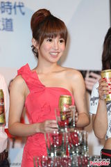 组图：郭书瑶连身短裙亮相 造型甜美可爱性感