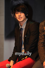 组图：韩偶像组合Click-B时隔8年重聚举行见面会