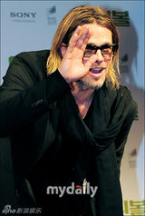 组图：布莱德皮特亮相《点球成金》韩国红地毯