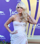 高清组图：凯莉-安德伍德裸色抹胸礼服性感亮相