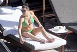 组图：布鲁克绿色比基尼兜巨乳 性感享日光浴