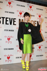 组图：吴莫愁前卫造型捞金 丁子高赞其歌声