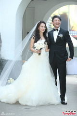 组图：张震大婚献吻娇妻 亲手为新娘提裙摆