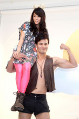 组图：江语晨扮现代嫦娥庆中秋 公司送猛男做贺礼 