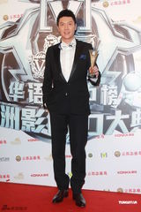 组图：众星亮相华语榜中榜颁奖礼 齐聚后台秀奖杯