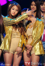 组图：李弘基成MCountdown新主持 SJ白西装亮相帅气