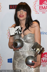 组图：吉普森获EMA最佳歌曲后台秀奖杯显羞涩