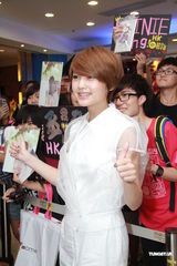 组图：杨丞琳香港会粉丝 预告年底进驻红馆