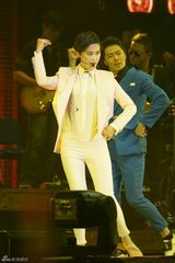 组图：李宇春上海开唱遭男舞者抱 父母首度现身