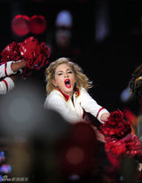 组图：麦当娜巡演西班牙站装嫩扮拉拉队