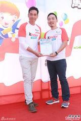 组图：准爸爸陈豪看书学照顾宝宝 向好友取经