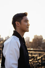 组图：田亮黑白潮装漫步街拍 享静好岁月