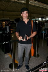 组图：陈豪启程加拿大办婚宴 拒谈陈茵媺怀孕