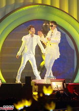 组图：BigBang火热开唱 座无虚席粉丝high翻场