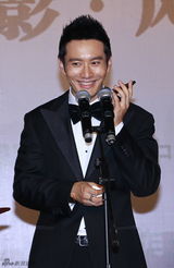 组图：金鸡百花节颁奖礼后台 众星亲吻奖杯