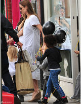 组图：36岁辣妈安吉丽娜-朱莉白裙现身咖啡馆