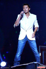 组图：谢霆锋白色西装帅气献唱民歌艺术节