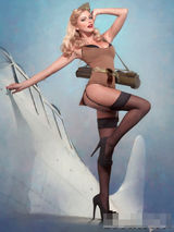 组图：艳星罗茜-琼斯领衔军队风大片 美胸翘臀诱人