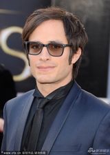 组图：奥斯卡红毯-墨西哥男星贝纳尔亮相