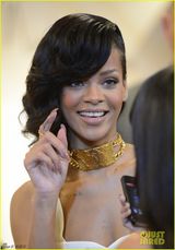 组图：蕾哈娜白裙亮相 金饰抢镜光彩照人