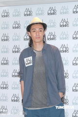 组图：周笔畅出席时尚活动 忙工作无暇照应店铺