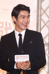 组图：《华丽的挑战》开机 崔始源李东海登场 