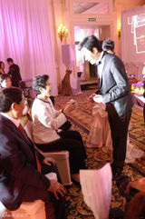 高清：罗嘉良环抱苏岩幸福满意 敬女婿茶笑容腼腆