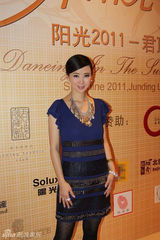 组图：翁虹慈善通告拍戏跑不停 劳模辣妈过年仍工作