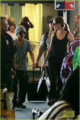 组图：朱莉切乳腺后状态良好 带养子夏威夷度假