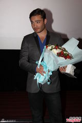 组图：《绝命航班》首映 绯闻男孩亲切会影迷