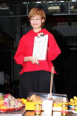 组图：容祖儿睽违11年台北开唱 一身大红烧乌龟