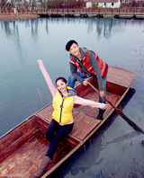 组图：于小彤蒋梦婕穿越水乡 浪漫相约情人节