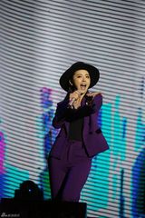 组图：黄小蕾爱戴性感热舞掀顶工人体育馆