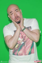 组图：吴君如加拍《金鸡》重口戏 怀抱大香蕉