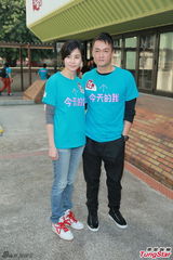 组图：蒙嘉慧巧遇发哥教买菜 获对方鼓励打气