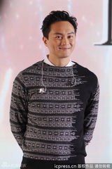 组图：张智霖印花衫亮相 被美女空姐夹击享艳福