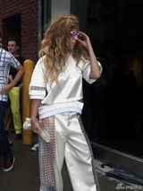 组图：Gaga爆炸头戴彩色小眼镜 手拿水晶棒搞怪