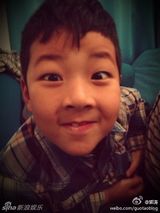 组图：石头放寒假看《西游记》 双手合十扮唐僧